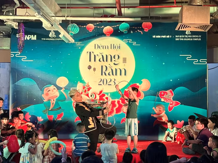 Em nhỏ hồi hộp hỗ trợ nhà ảo thuật trên sân khấu. Ảnh: TNPM