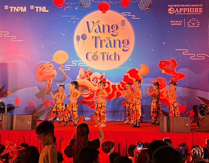 Những “nghệ sĩ nhí” tỏa sáng trên sân khấu với tiết mục múa được chuẩn bị kỹ càng và công phu. Ảnh: TNPM