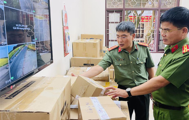 Cơ quan chức năng kiểm tra tang vật