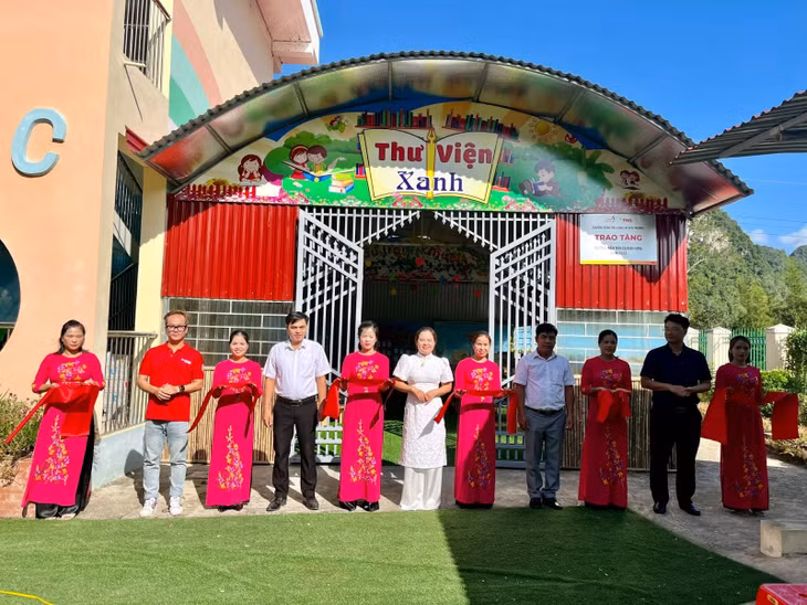 Đại diện Tập đoàn TNG Holdings Vietnam và TNS Holdings cùng Hiệu trưởng nhà trường cắt băng khánh thành thư viện xanh