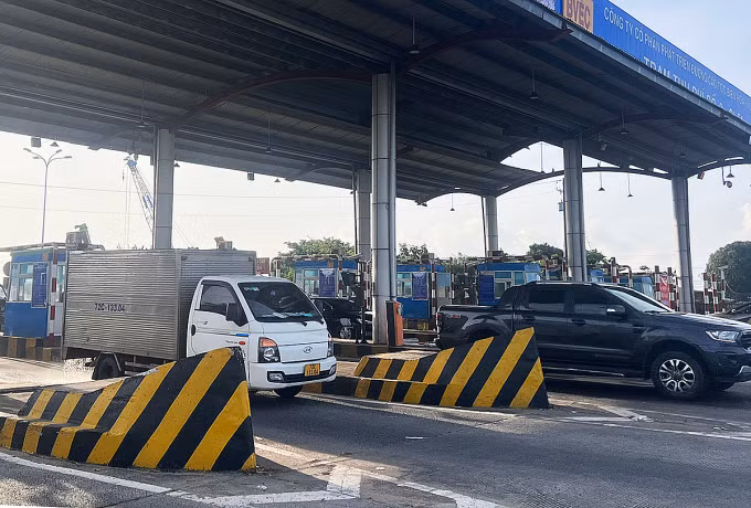 Xe qua trạm thu phí T1 ở Đồng Nai không bị thu phí Xe qua trạm thu phí T1 ở Đồng Nai không bị thu phí