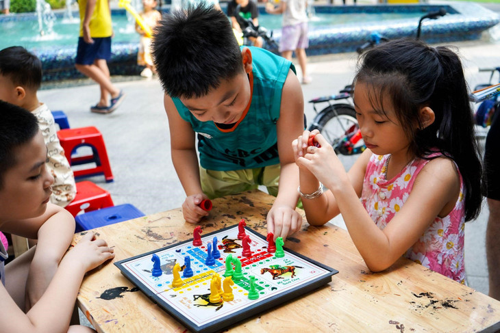 Niềm vui bừng lên khi chú ngựa đầu tiên về chuồng khi cùng bạn chơi trò cá ngựa. Ảnh: TNPM