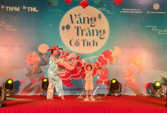 Bên cạnh những trò chơi tăng cường vận động, thêm gắn kết là những sân khấu để các em tỏa sáng. Ảnh: TNPM