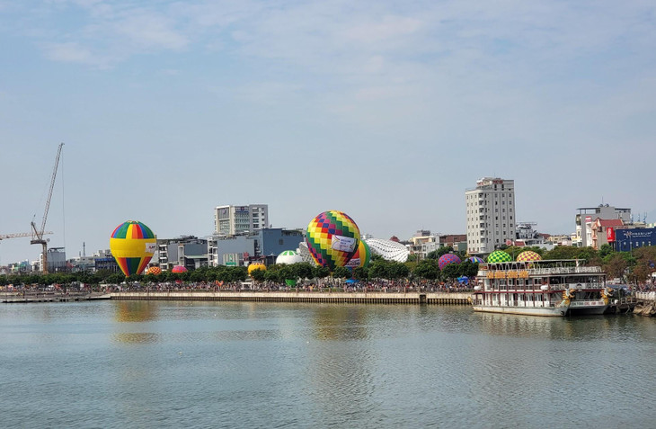 12 khinh khí cầu mini cao 7 - 10 mét, 2 khinh khí cầu hơi cao 12 - 15 mét, và 3 khinh khí cầu cấp 7 cao 22m được sản xuất theo tiêu chuẩn quốc tế, được dựng sẵn xuyên suốt 24 giờ để phục vụ khách du lịch. Mỗi khinh khí cầu bay treo có thể chở được 3 - 4 người lớn hoặc 6 -7 trẻ em và diễn ra trong khoảng 4 - 5 phút/ chuyến.