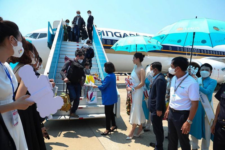 Du khách đầu tiên xuống sân bay quốc tế Đà Nẵng sau 2 năm sân bay này phải cắt đứt đường hàng không với các quốc gia khác để thực hiện quy định phòng chống dịch bệnh Covid-19