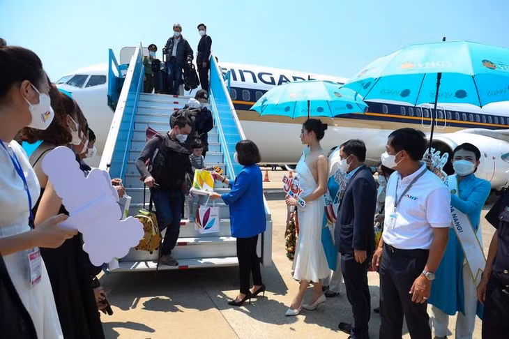 Du khách đầu tiên xuống sân bay quốc tế Đà Nẵng sau 2 năm sân bay này phải cắt đứt đường hàng không với các quốc gia khác để thực hiện quy định phòng chống dịch bệnh Covid-19
