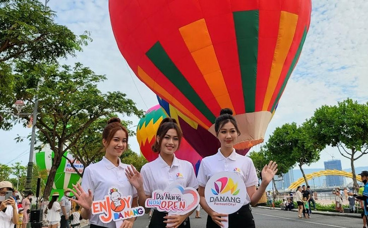 Rất nhiều du khách đã được tham gia trải nghiệm bay trên cao ngắm nhìn toàn cảnh thành phố Đà Nẵng.