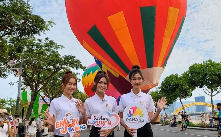 Rất nhiều du khách đã được tham gia trải nghiệm bay trên cao ngắm nhìn toàn cảnh thành phố Đà Nẵng.