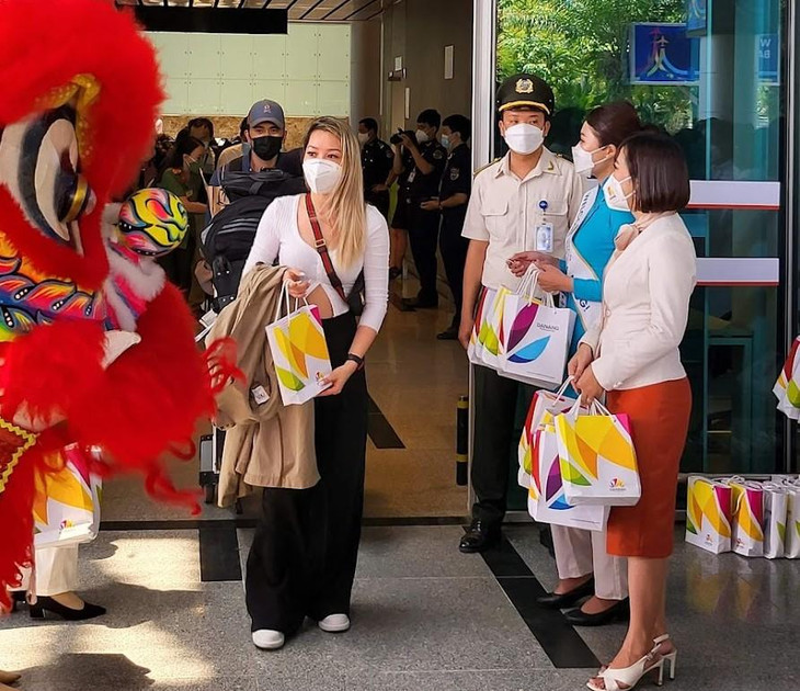 Du khách quốc tế được đón tiếp tại cửa ra nhà ga hành khách T2 sân bay quốc tế Đà Nẵng