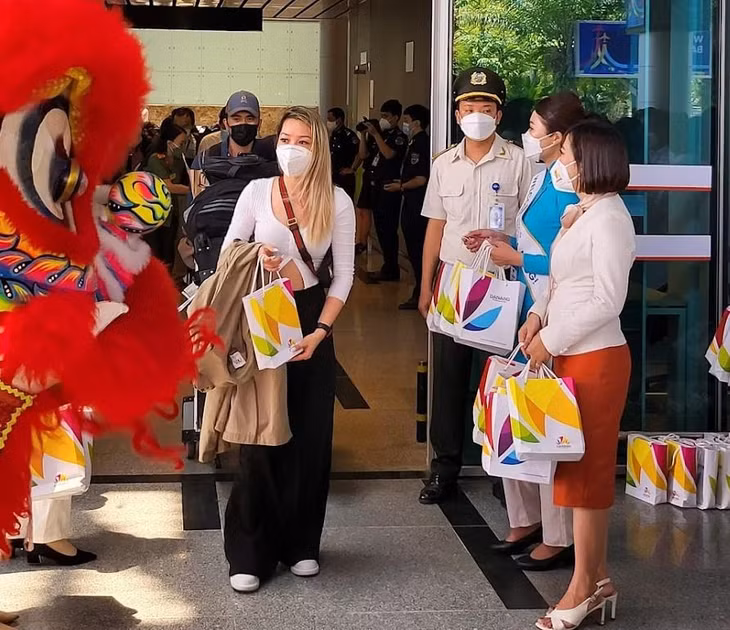 Du khách quốc tế được đón tiếp tại cửa ra nhà ga hành khách T2 sân bay quốc tế Đà Nẵng