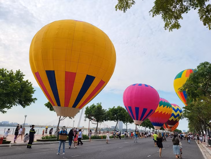 Cùng chào đón sự kiện Đà Nẵng nối lại đường bay quốc tế, sáng 27/3, tại Công viên APEC, bên dòng sông Hàn, ngày hội khinh khí cầu cũng chính thức được tổ chức phục vụ du khách.