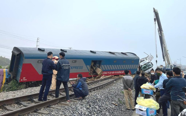 Hiện trường vụ va chạm tàu SE4 và xe chở gỗ