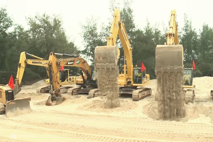 Các phương tiện tại lễ khởi công tuyến đường ven biển. Ảnh minh họa Các phương tiện tại lễ khởi công tuyến đường ven biển. Ảnh minh họa