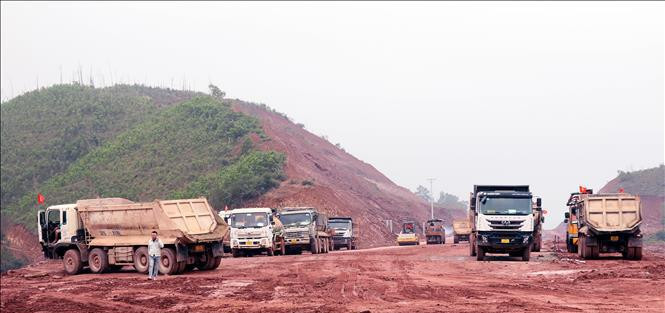 Trên công trường thi công tuyến cao tốc Vân Đồn - Móng Cái. Trên công trường thi công tuyến cao tốc Vân Đồn - Móng Cái.