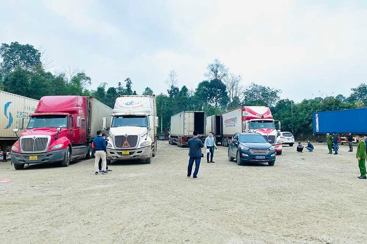 Các xe container xếp hàng chờ thông quan tại Lạng Sơn