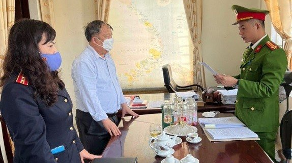 Lực lượng chức năng đọc quyết định khởi tố bị can Hà Duyên Lục (áo trắng)