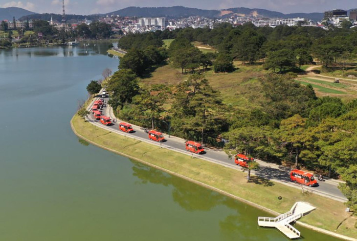 Xe buýt nhỏ chạy quanh hồ Xuân Hương Xe buýt nhỏ chạy quanh hồ Xuân Hương