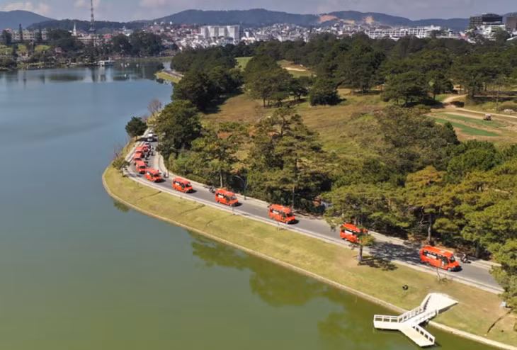 Xe buýt nhỏ chạy quanh hồ Xuân Hương