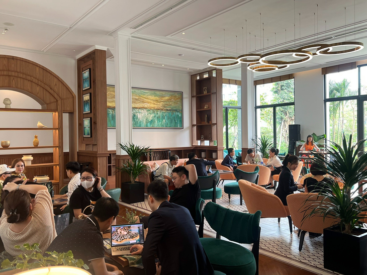 Lãi suất điều hành liên tục giảm khiến bất động sản hấp dẫn nhà đầu tư có tiềm lực về vốn hơn so với tiền gửi ngân hàng. Ảnh ghi tại một sự kiện giới thiệu dự án bất sản nghỉ dưỡng hồi tháng 5/2023.