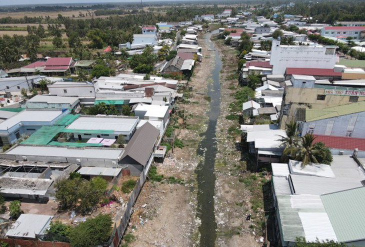 Dòng kênh cạn nước tại huyện Trần Văn Thời trong đợt hạn mặn năm 2024