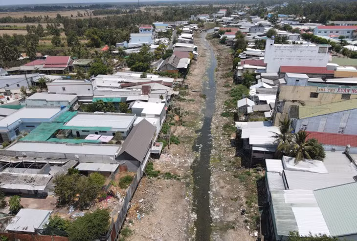 Dòng kênh cạn nước tại huyện Trần Văn Thời trong đợt hạn mặn năm 2024 Dòng kênh cạn nước tại huyện Trần Văn Thời trong đợt hạn mặn năm 2024