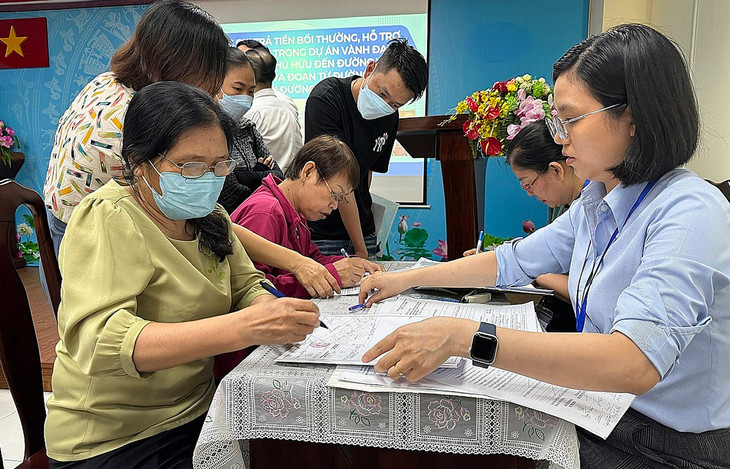 Người dân làm thủ tục nhận tiền đền bù làm hai dự án Vành đai 2 ở TP. Thủ Đức