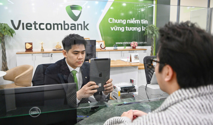 Khách hàng tới quầy giao dịch ngân hàng để được hỗ trợ sinh trắc học
