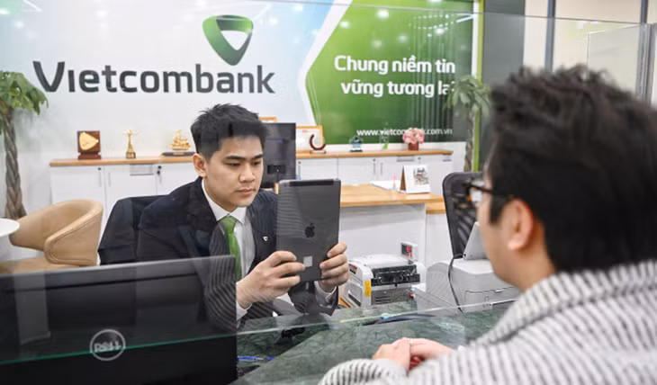 Khách hàng tới quầy giao dịch ngân hàng để được hỗ trợ sinh trắc học