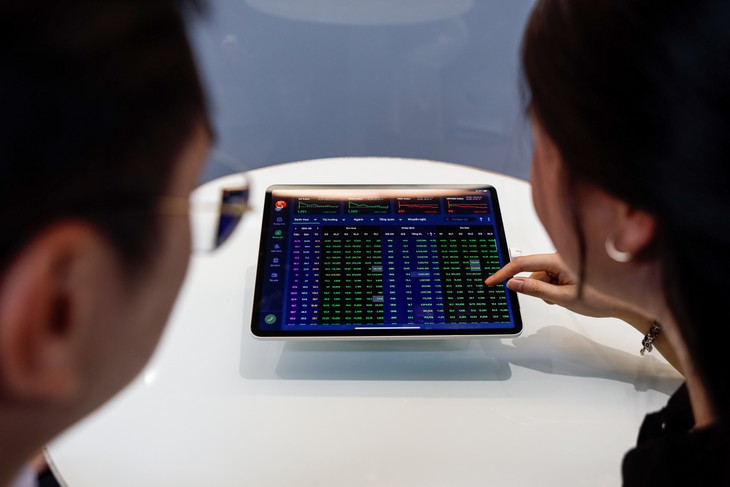 Nhà đầu tư đang theo dõi thị trường chứng khoán Nhà đầu tư đang theo dõi thị trường chứng khoán