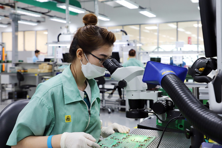 Công nhân điện tử Khu chế xuất Tân Thuận trong giờ làm việc