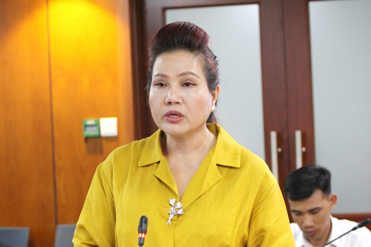 Bà Lê Thúy Hằng tại một cuộc họp báo