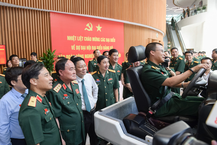 Các đại biểu tham quan mô hình lái xe VOTO