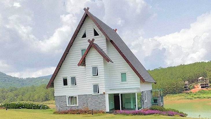 Tại Khu du lịch quốc gia hồ Tuyền Lâm (Lâm Đồng) tồn tại nhiều công trình phục vụ du lịch trái phép hoặc thi công sai giấy phép, cơi nới trái quy định, phá rừng...