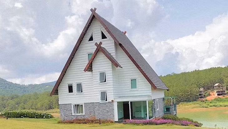 Tại Khu du lịch quốc gia hồ Tuyền Lâm (Lâm Đồng) tồn tại nhiều công trình phục vụ du lịch trái phép hoặc thi công sai giấy phép, cơi nới trái quy định, phá rừng...