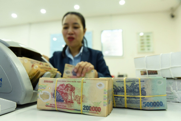 Lãi suất tiết kiệm đi xuống nhưng nhà đầu tư phải cân nhắc kỹ khi rót vốn vào kênh trái phiếu doanh nghiệp. Ảnh minh hoạ