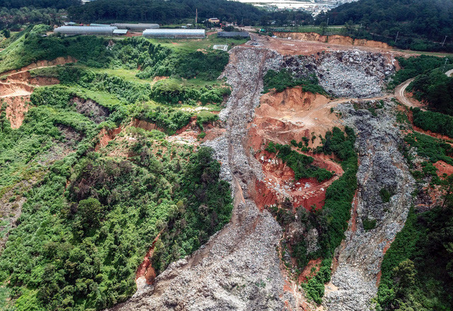 Hàng trăm tấn rác đổ xuống thung lũng bên dưới kèm theo nước hôi thối