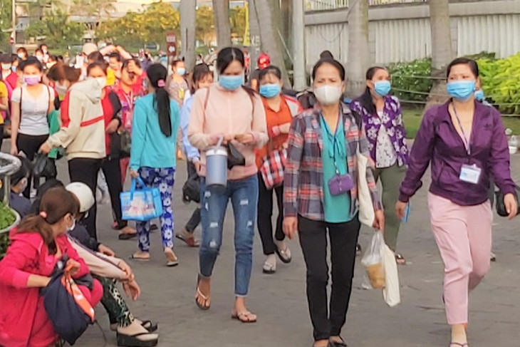 Khoảng 6.000 công nhân Công ty PouYuen phải tạm ngừng việc 1 tháng hưởng lương tối thiểu vùng do thiếu đơn hàng.