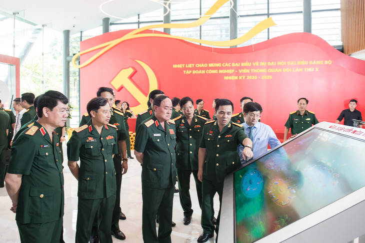 Đại diện Bộ Quốc phòng đi tham quan khu trưng bày triển lãm Đại hội