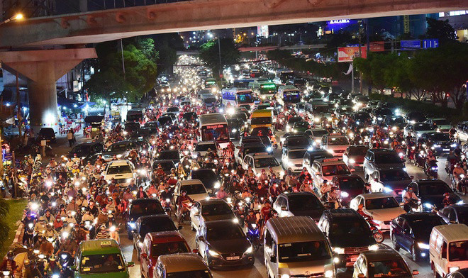 Người dân TP.HCM thường xuyên phải đối mặt với tình trạng kẹt xe ở nhiều tuyến đường cửa ngõ.