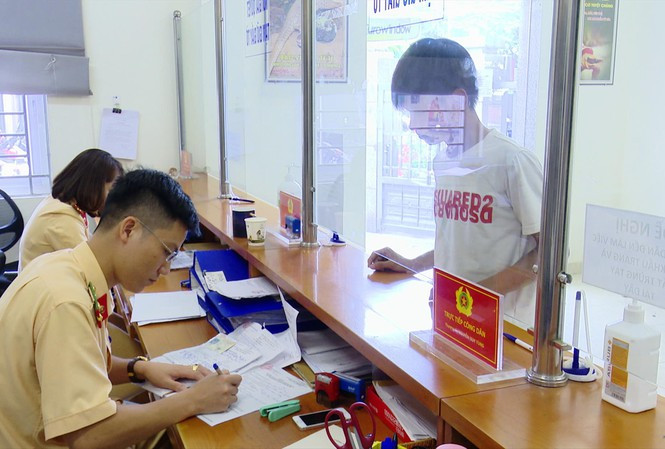 CSGT nhập dữ liệu tài xế vào hệ thống.