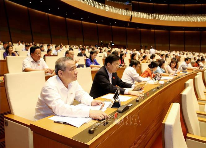 Chiều 25/12/2019, Đại biểu Quốc hội thành phố Đà Nẵng biểu quyết thông qua Luật sửa đổi, bổ sung một số điều của Luật Nhập cảnh, xuất cảnh, quá cảnh, cư trú của người nước ngoài tại Việt Nam. Ảnh: TTXVN