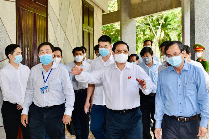 Thủ tướng Phạm Minh Chính trao đổi với lãnh đạo Đại học Cần Thơ tại buổi tiếp xúc cử tri sáng 8/5. Ảnh: VGP