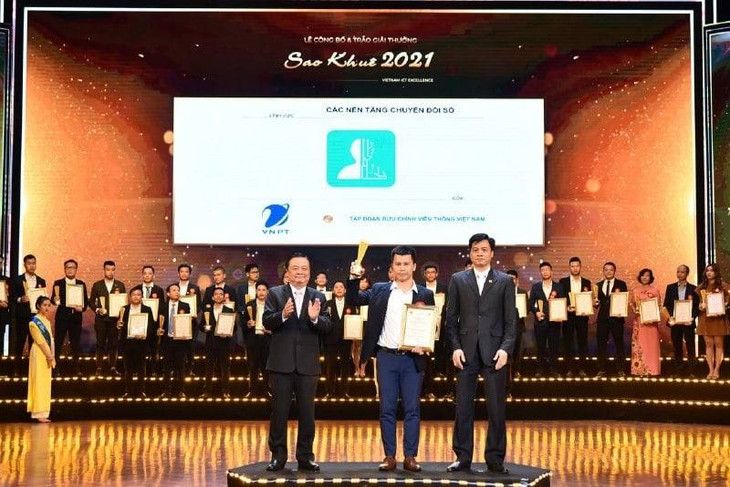 Đại diện Tập đoàn VNPT lên nhận Cup và Bằng khen của Giải thưởng Sao Khuê 2020