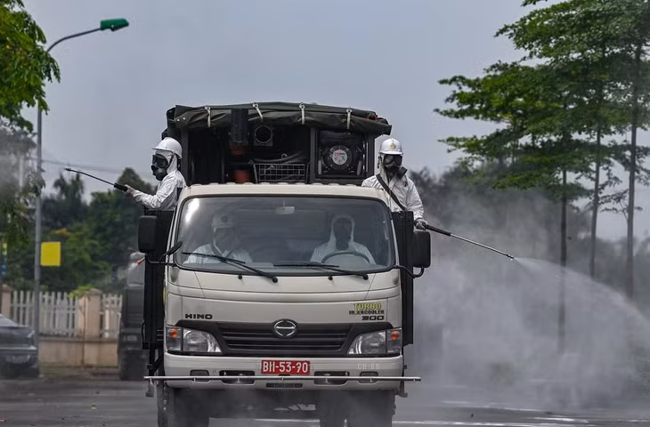 Khu vực được phun khử khuẩn gồm: Khuôn viên bệnh viện, nhà tiếp đón, sảnh tiếp đón, khu vực khám chữa bệnh, khoa cấp cứu và điểm để xe.