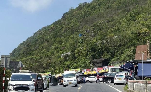 Nhiều phương tiện giao thông trên đỉnh đèo Hải Vân