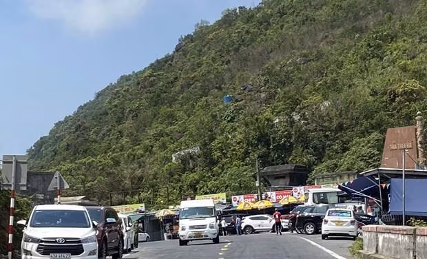 Nhiều phương tiện giao thông trên đỉnh đèo Hải Vân Nhiều phương tiện giao thông trên đỉnh đèo Hải Vân