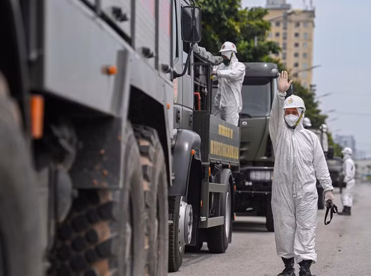 Đúng 13h30, đoàn xe của Binh chủng Hoá học tiếp cận Bệnh viện Bệnh Nhiệt đới Trung ương để làm nhiệm vụ.