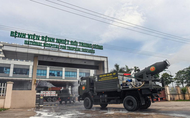 Xe đặc chủng có tên Trạm tiêu tẩy đa năng do Việt Nam chế tạo được huy động.