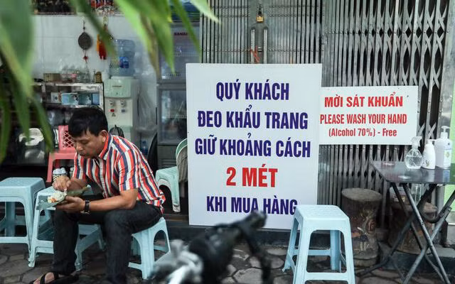 Nhà hàng, quán ăn trên địa bàn Hà Nội thực hiện giãn cách phòng dịch Covid-19