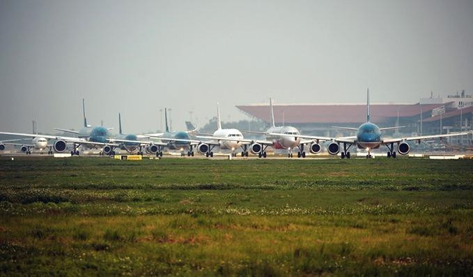 Máy bay xếp hàng cất cánh tại sân bay Nội Bài do sửa đường băng